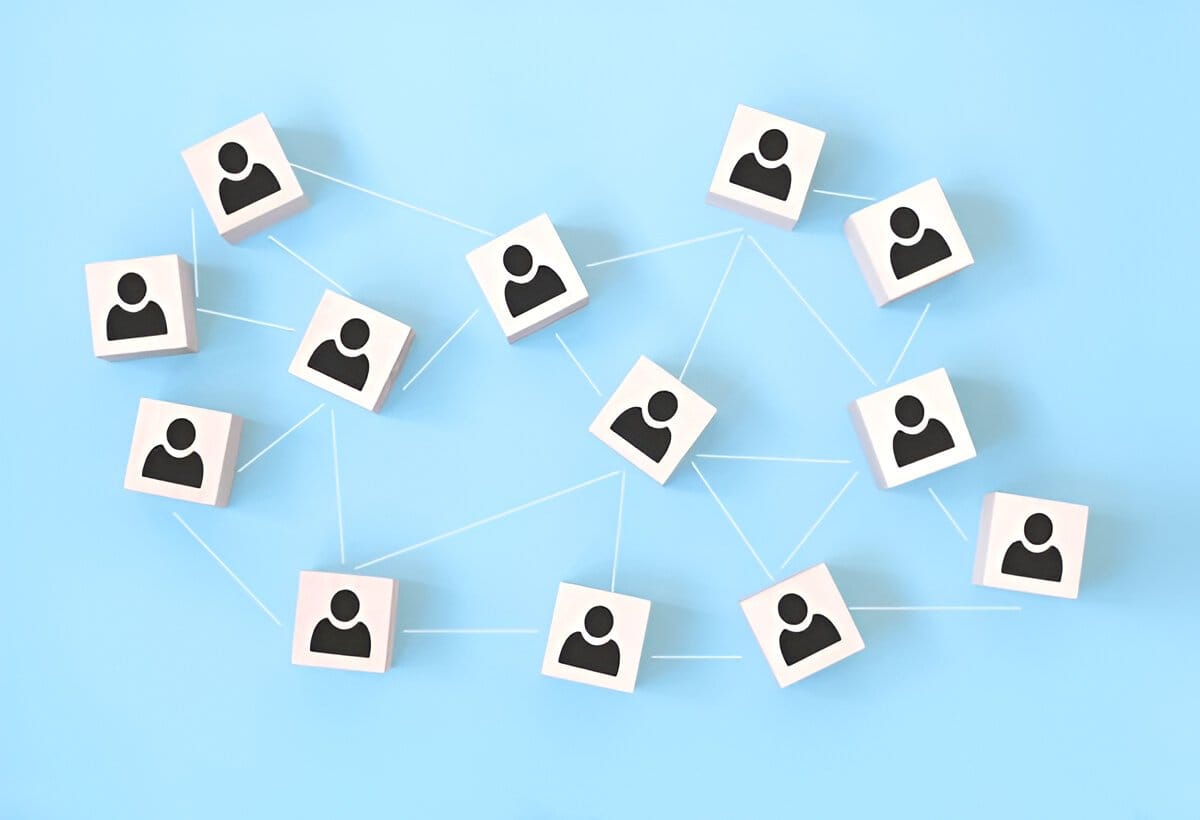 Blocks with user icons connected by lines, symbolizing new and lost link networks.